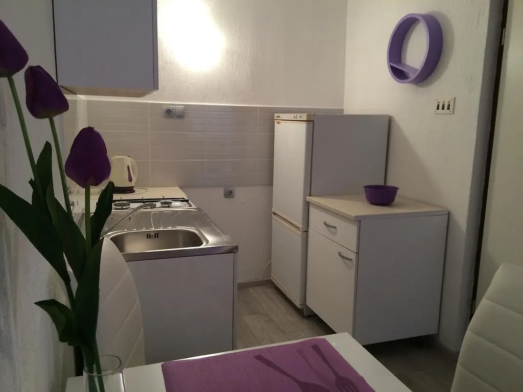 Apartments Nina Omišalj 0*,